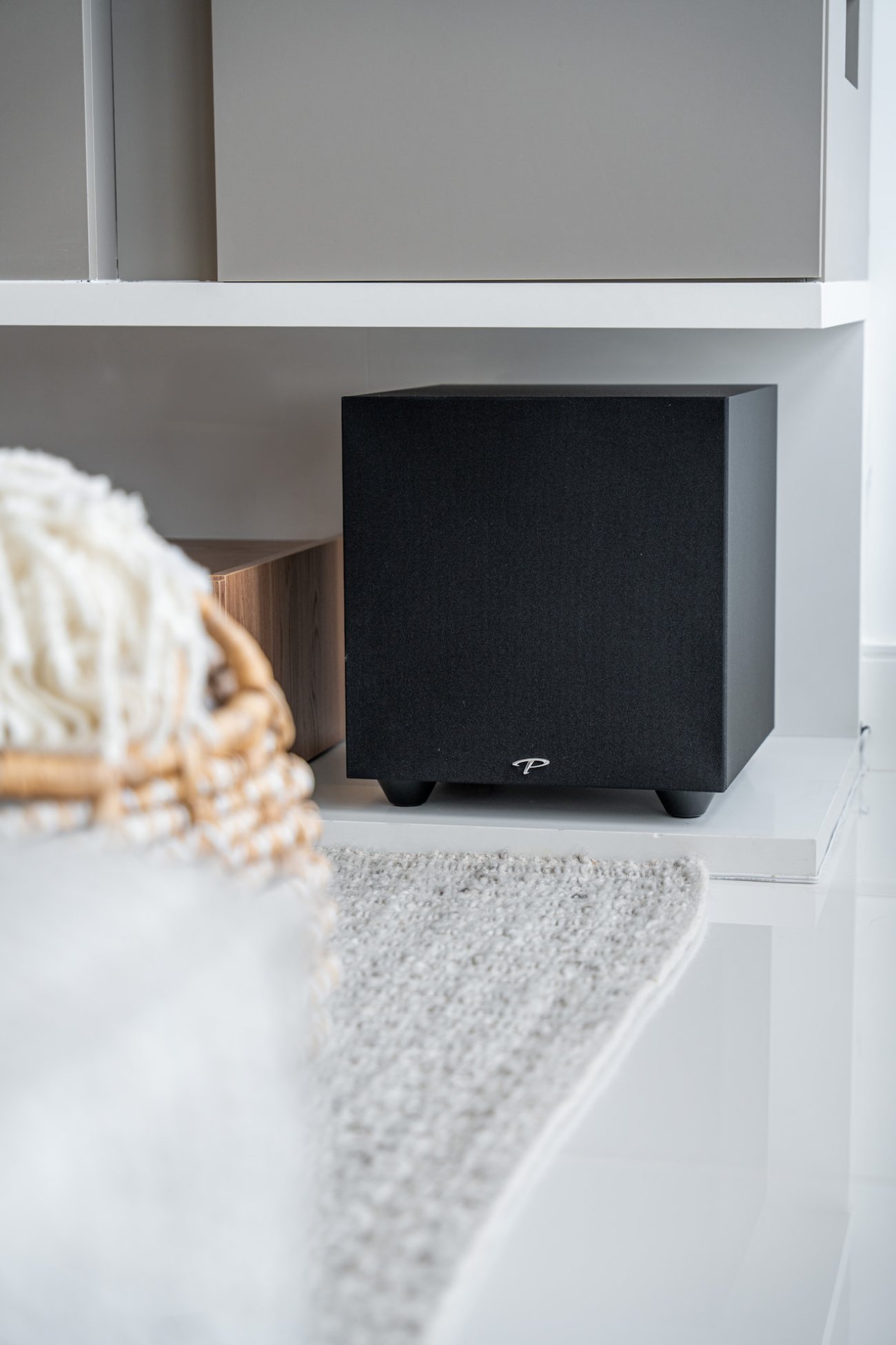 Com um sistema 5.1.2 Dolby Atmos e marcas consagradas mundialmente como Focal, Anthem e Paradigm, cada cena ganha vida, cada detalhe sonoro se revela e o espectador sente-se parte da história que acontece diante dos seus olhos. É pureza sonora transformada em emoção.