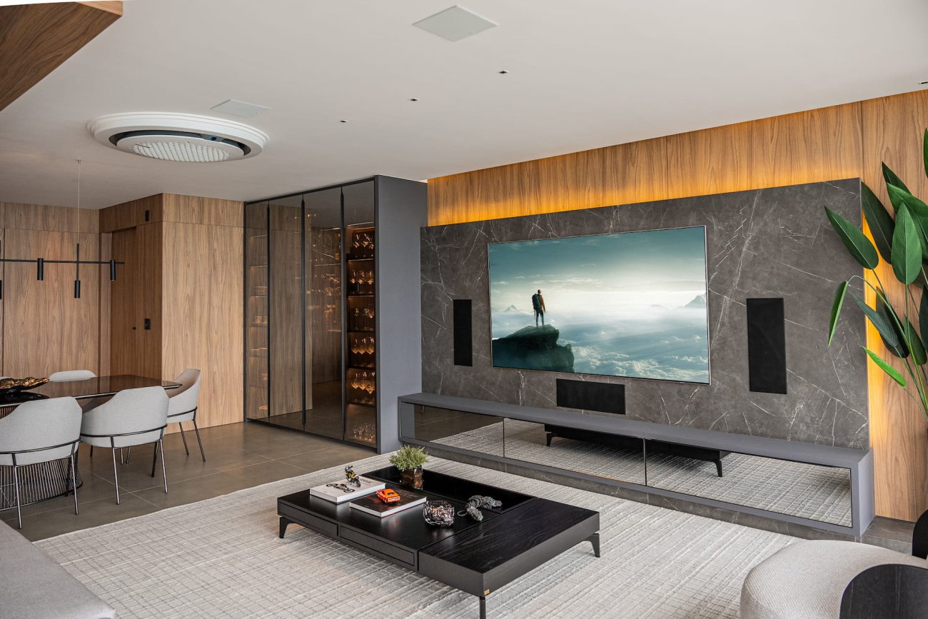 Localizado em uma área nobre da Meia Praia, Itapema, este apartamento de 200m² foi meticulosamente equipado com tecnologias de ponta em equipamentos e sistemas para complementar o conforto e a contemporaneidade propostos pelo renomado escritório Athos Peruzzolo Arquitetos, de Itapema.