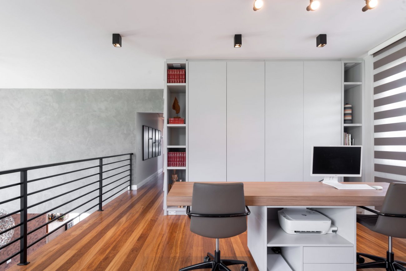 No pavimento superior, todo o decor ameniza um pouco o uso mais pesado das cores mais escuras, e suaviza afim de que os ambientes de uso particular sejam ainda mais aconchegantes. A suíte master, foi pensada para ser mais leve e clássica, com mobiliário de marcenaria todo em laca acetinada e usinada, contrasta com o assoalho em madeira Cumarú, o clássico com toque rústico, não perdendo a identidade da residência. No BWC da Suíte Master, uma jacuzzi com espaço para 2 pessoas, e ainda o conforto de 2 chuveiros e 2 pias para o casal. Espaço e conforto para o casal, além do closet, a suíte master compreende 50m² do piso superior, contando com muita iluminação natural e fluidez de espaço.