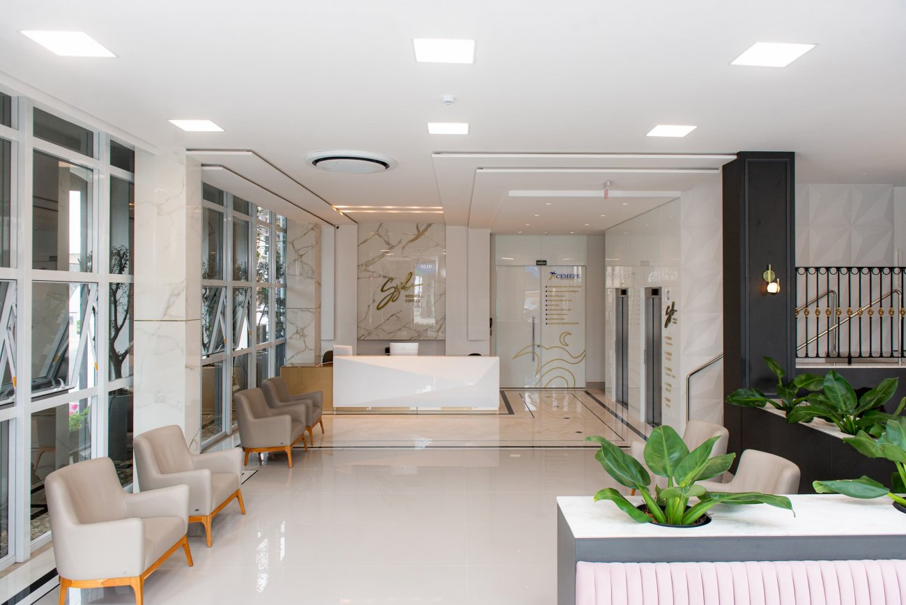 Com uma entrada imponente, os clientes e visitantes se deparam com uma belíssima cafeteria. Para a climatização desse ambiente, de pé direito alto, foi instalado um sistema de climatização VRF, com dutos aparentes, seguindo a decoração aplicada no espaço.