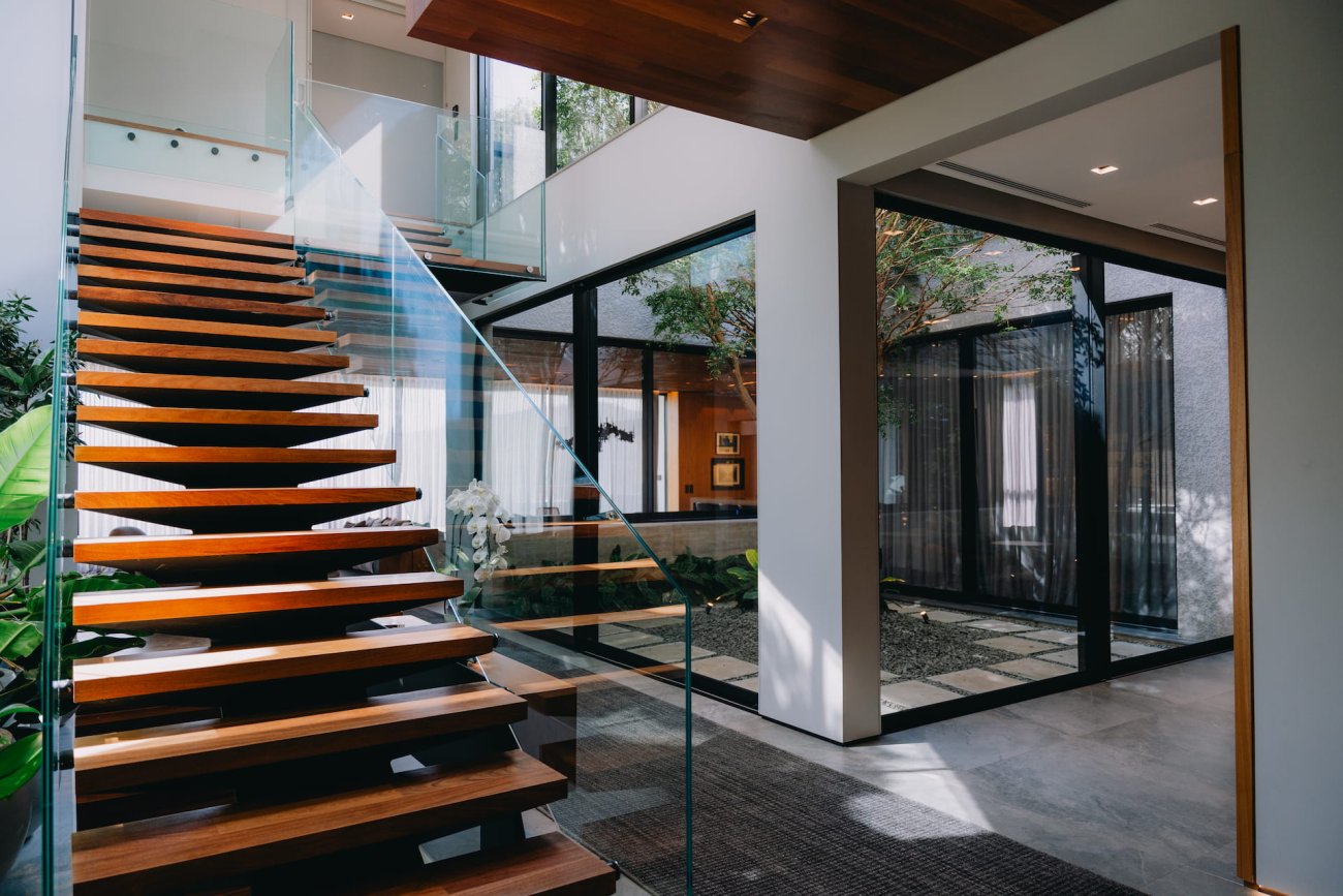 Projetada pelo LOGO Arquitetura, renomado escritório de Blumenau, esta luxuosa casa conta com 1.600m² de área construída, distribuída em 5 pavimentos totalmente automatizados e climatizados.