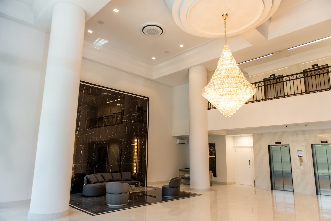 O sistema de climatização escolhido para o Montes Alpha foi o VRF, selecionado por oferecer melhor eficiência energética e otimização de espaços. Na área comum de 850m², foram instaladas 20 evaporadoras Samsung WindFree interligadas a apenas 2 unidades externas, proporcionando um conforto térmico de excelência. O projeto conta com 432.000 BTUs.