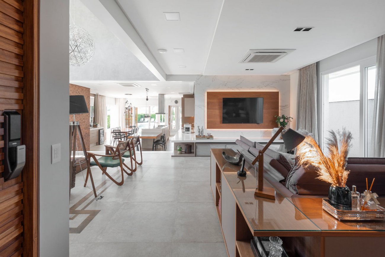 A residência tem área construída total de 800m² e um terreno de mais de 2.000m² e conta com: academia própria, campo de futebol, piso aquecido em todo o pavimento superior. Um dos objetivos dos proprietários era ter a praticidade de poder controlar toda a residência através de aplicativos ou teclas pulsadoras/keypads, dispondo de sistemas de controle por voz via assistentes virtuais (Amazon Alexa) e de Controle e Automação de: Iluminação, Home Theater, Áudio Multi-ambientes, Climatização, Teclas Pulsadoras e Keypads, Motores de cortina, persianas e venezianas. O projeto de automação e controle residencial foi desenvolvido e instalado pela B.One de Balneário Camboriú