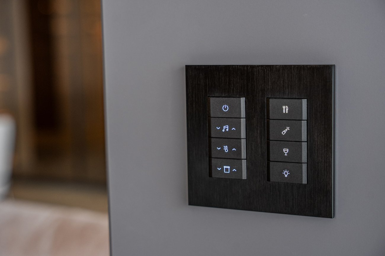 As soluções de automação residencial também estão presentes em todos os espaços do imóvel, com controle via smartphone ou através de elegantes keypads Rohen, da linha Quântica, instalados no living e na suíte. Desde a iluminação e temperatura até o acionamento das persianas, o sistema de automação Savant adiciona um novo nível de conforto e conveniência ao cotidiano dos moradores.