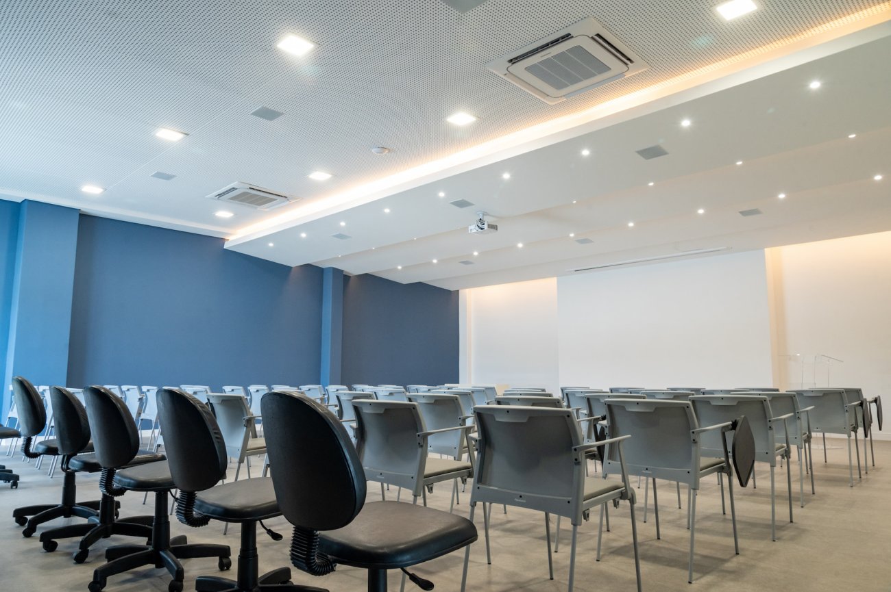 Ao longo de seus 3.000m² de área construída, separada em 3 pavimentos, foram instaladas 40 evaporadoras (unidades internas) de alta performance e tecnologia interligadas a apenas 4 unidades externas, totalizando 1.140.000 BTU'S e 118 HP, proporcionando além do conforto térmico, otimização de espaços e excelente eficiência energética.